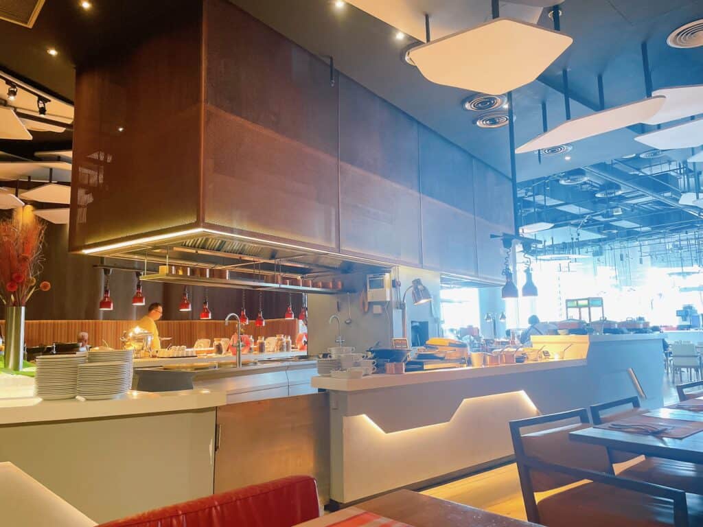 アロフトバンコクの朝食会場内の様子