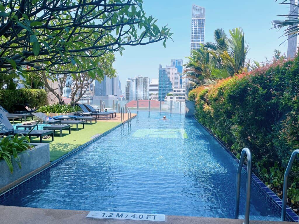 真正面から撮影したアロフトバンコクスクンビットのプールエリア