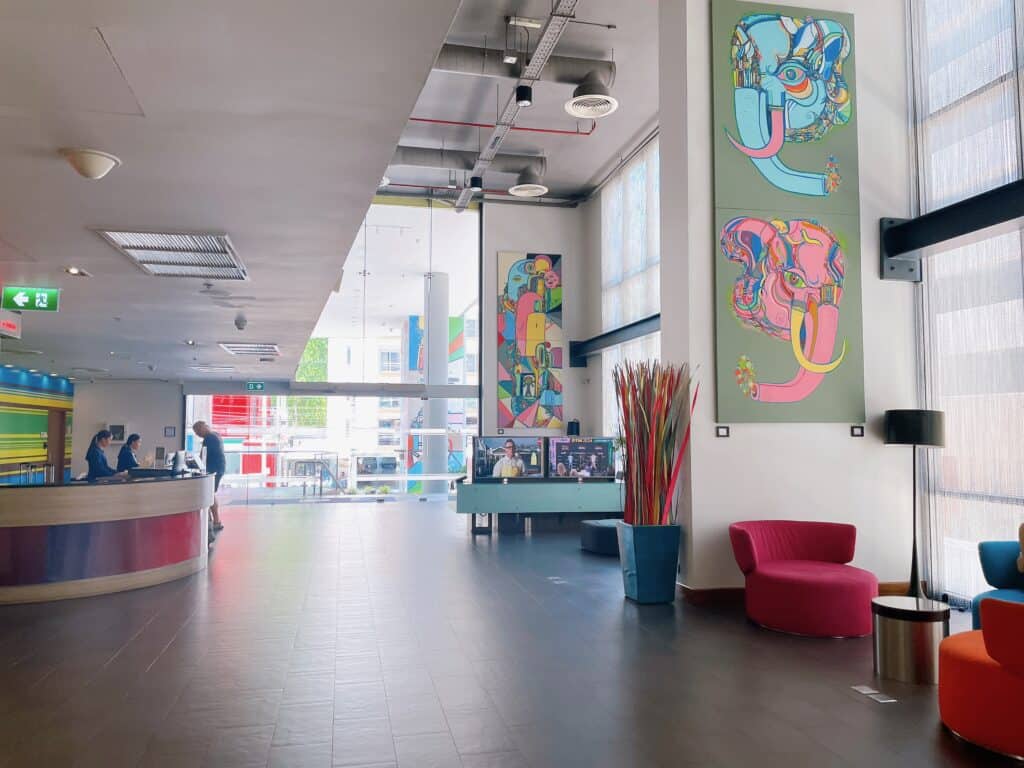 アロフトバンコクのレセプション