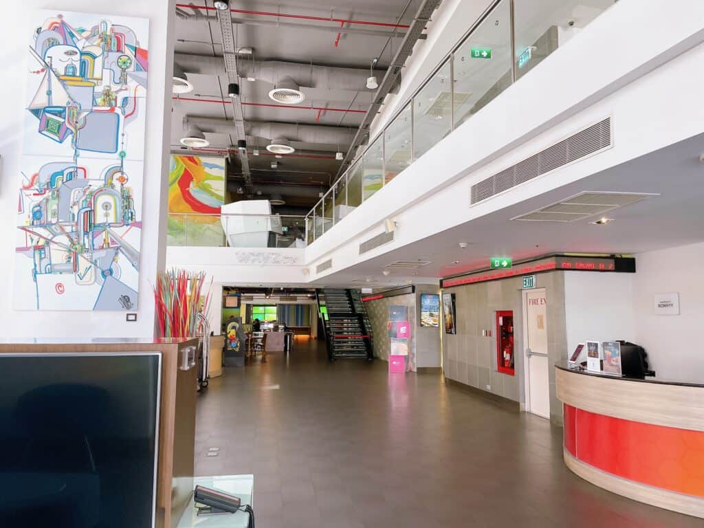 別角度から撮影したアロフトバンコクのレセプション