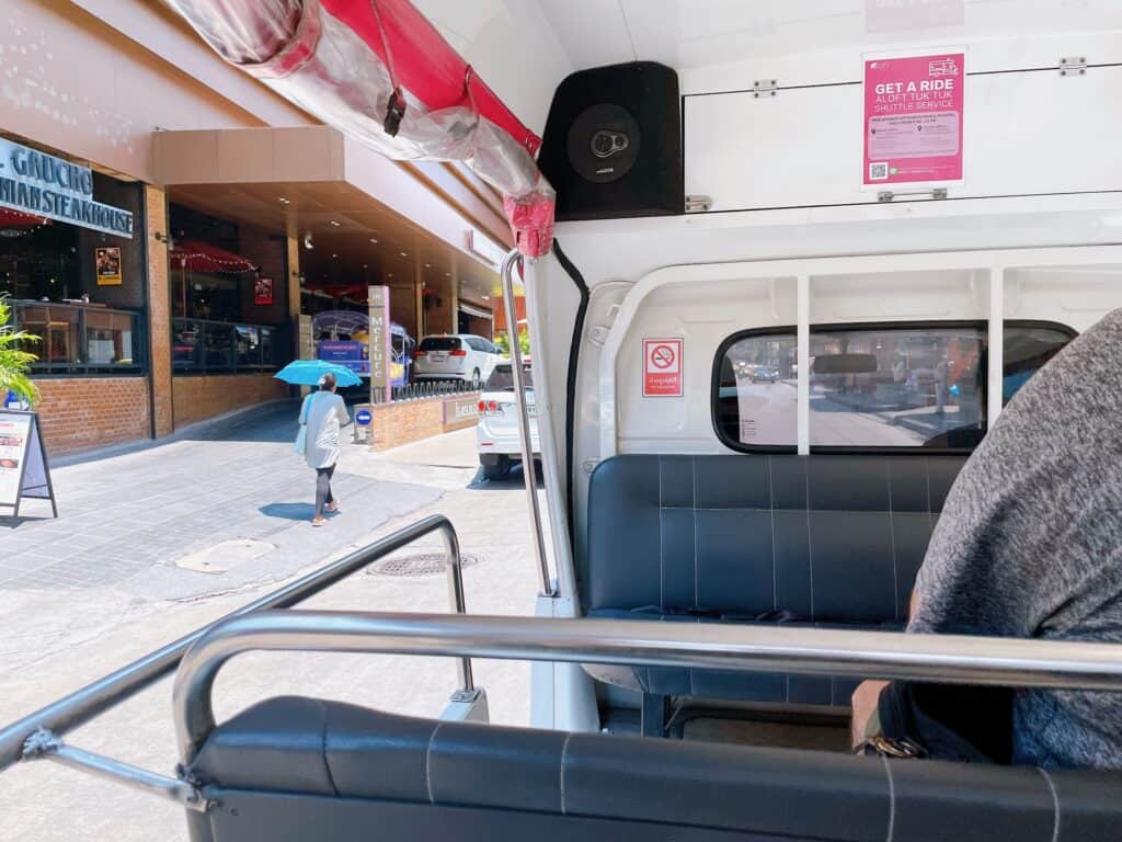 駅まで送迎してくれるトゥクトゥク