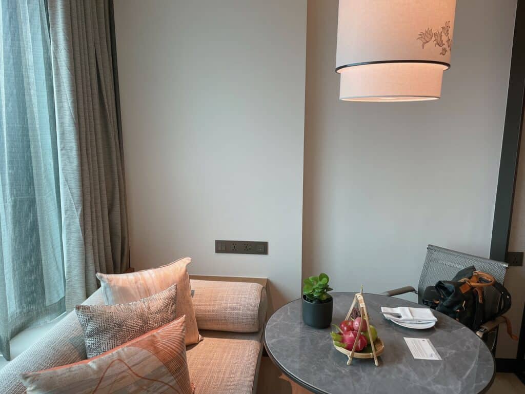 ワーキングデスクとチェア