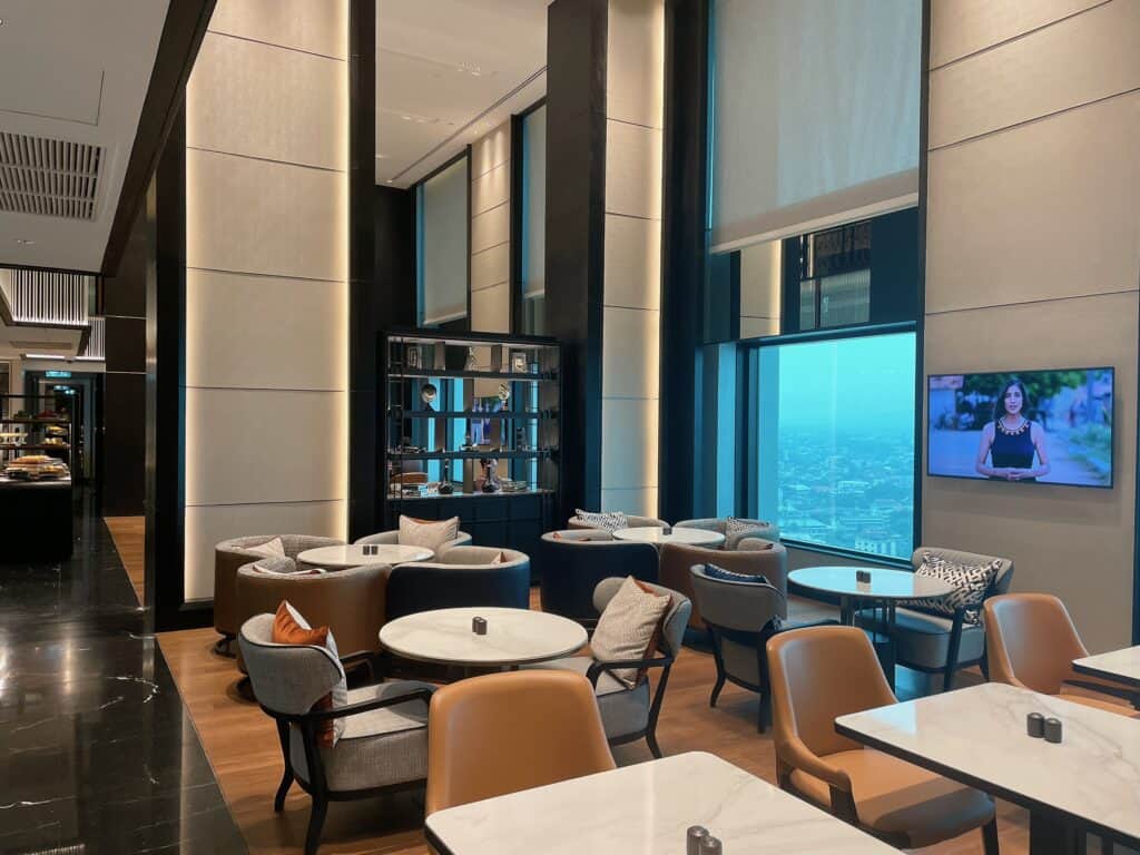 別角度から撮影したクラブラウンジの内観