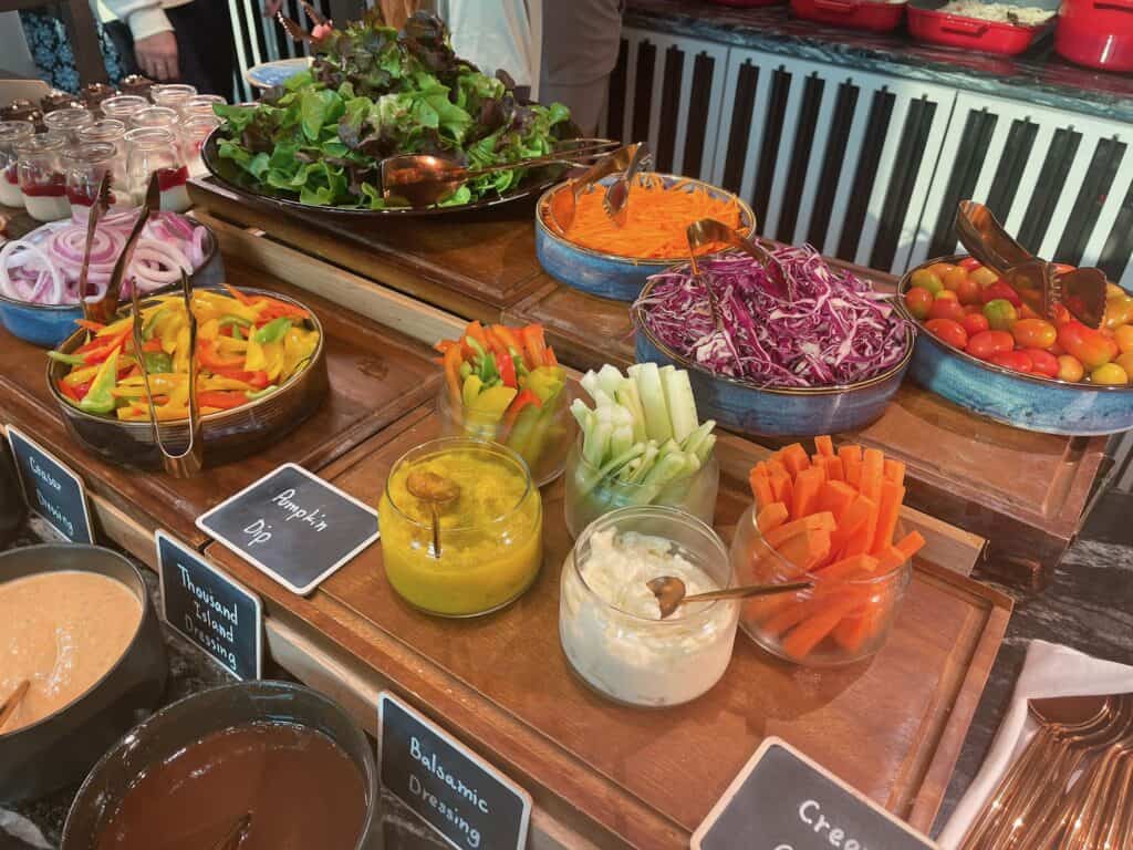 カクテルタイムのサラダコーナー