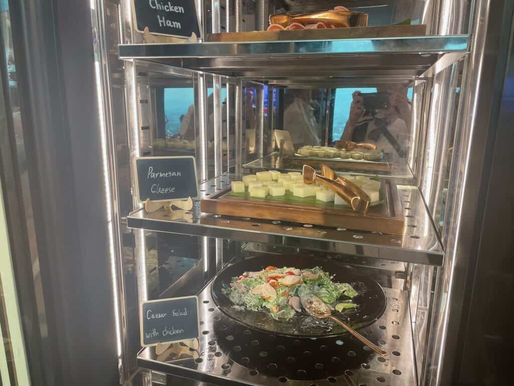 シーザーサラダやチーズ