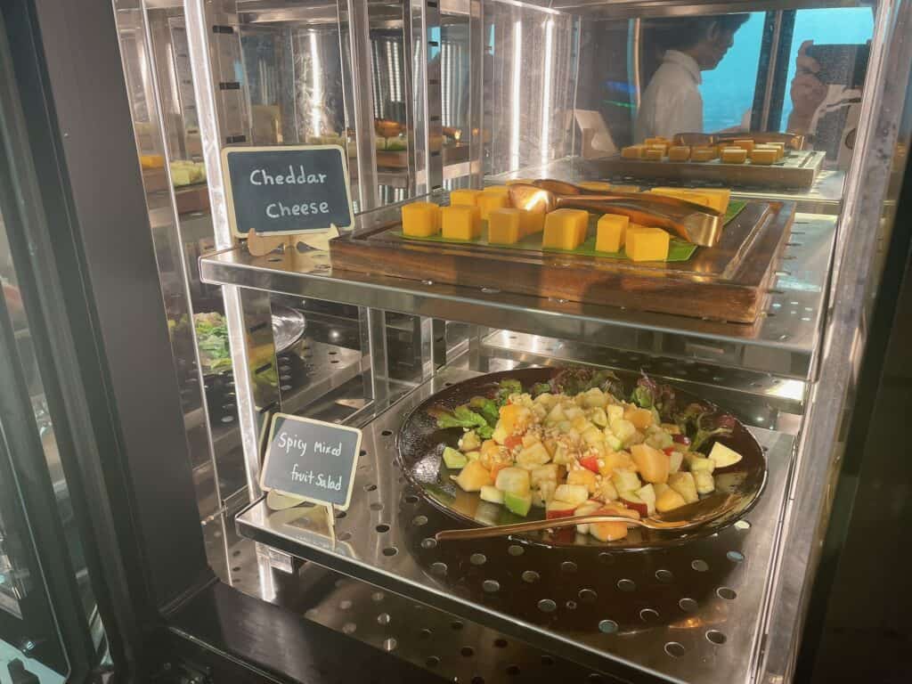 スパイシーな味付けのフルーツサラダ