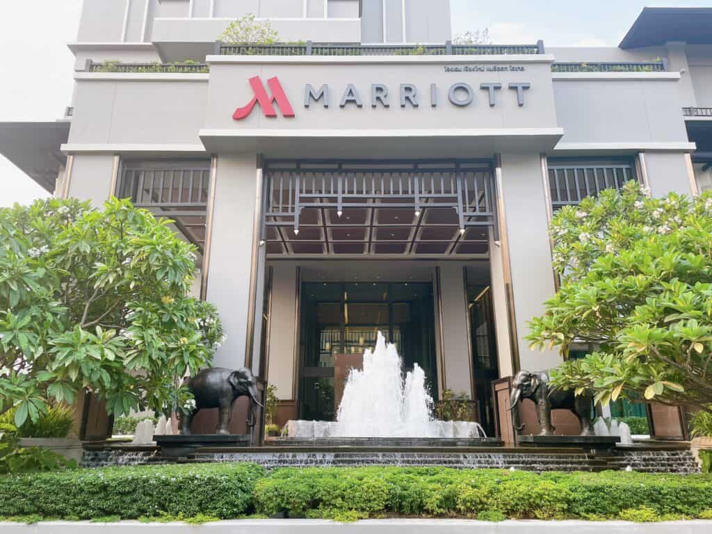 ホテル外にある噴水