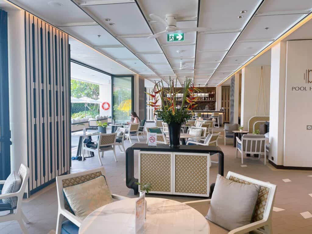 プールサイドにあるバー