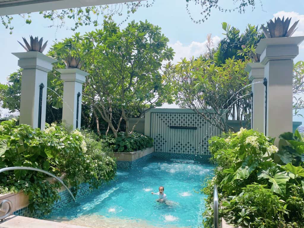 キッズプールで楽しむお子さん