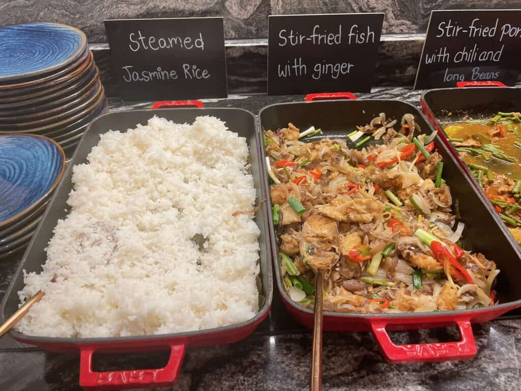 翌日訪問した際に撮影したカクテルタイムのホットミールコーナー