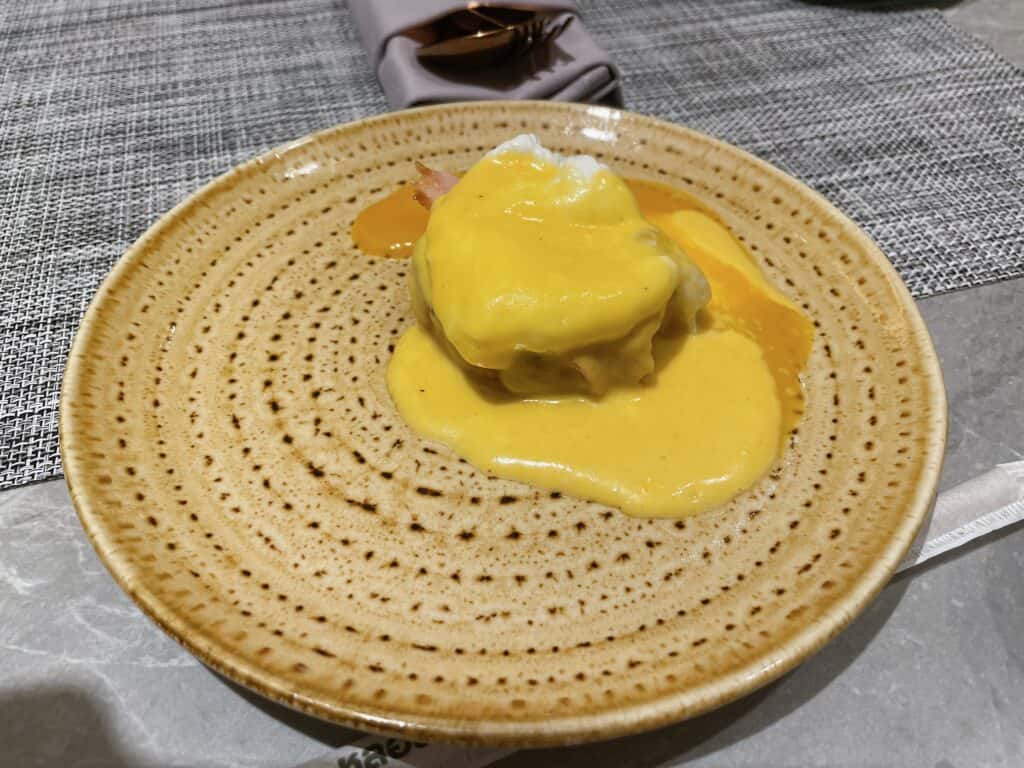 注文したエッグベネディクト