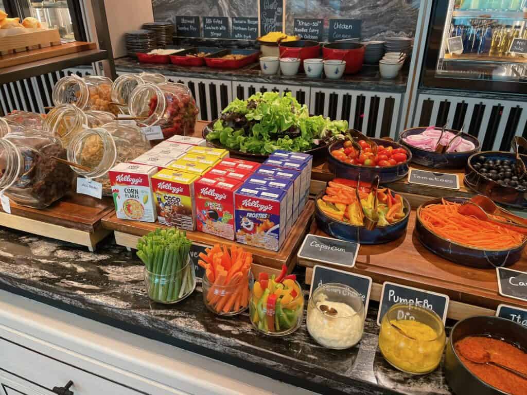 クラブラウンジの朝食のサラダコーナー