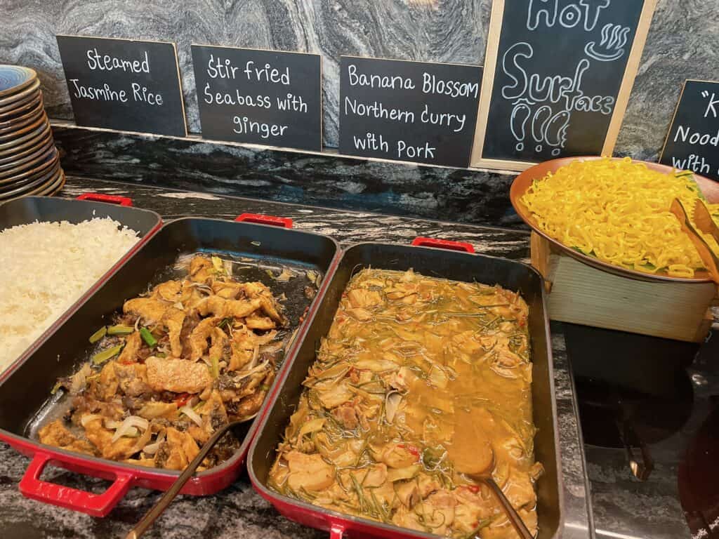 朝食のホットミールコーナー