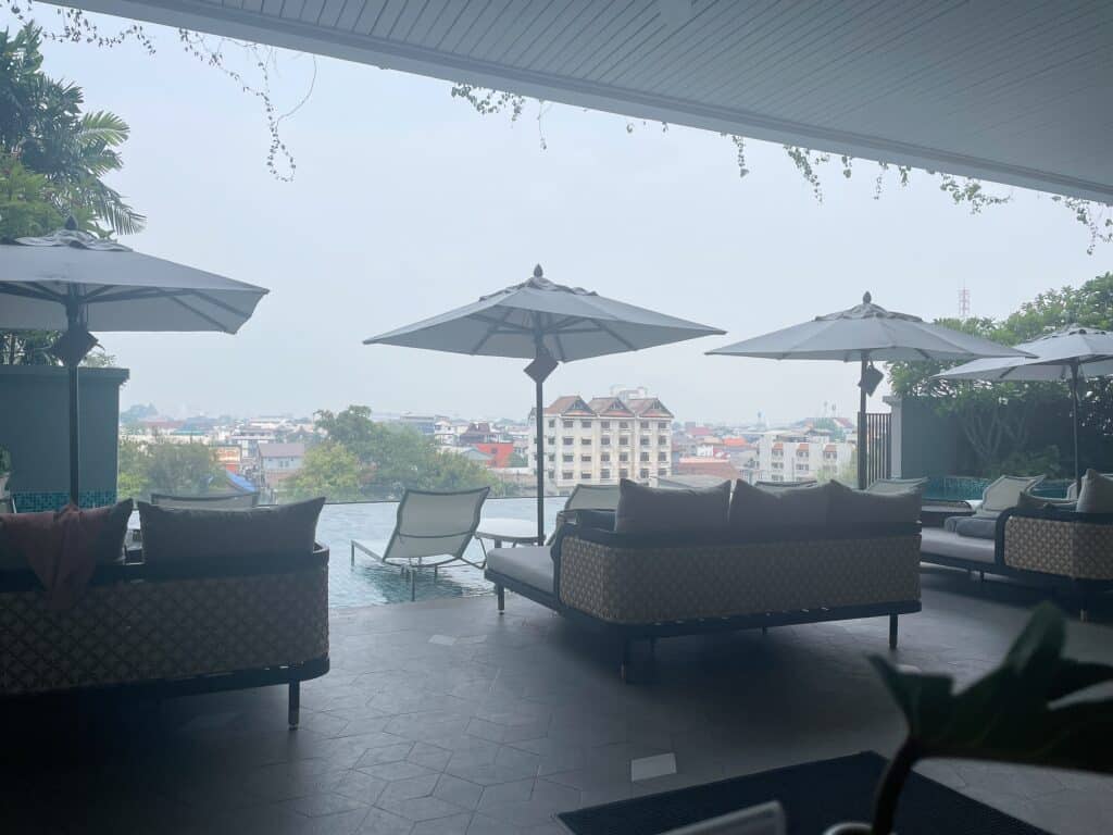 別角度から撮影したプールエリア