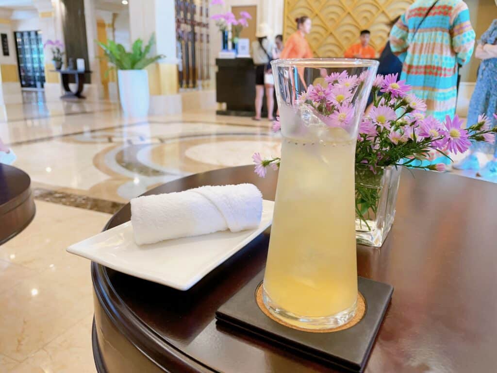 ウェルカムドリンクと冷たいおしぼり