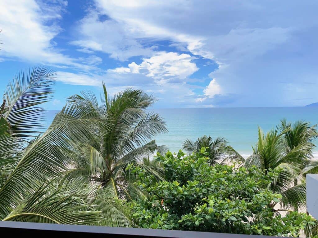 バルコニーから眺められるビーチ