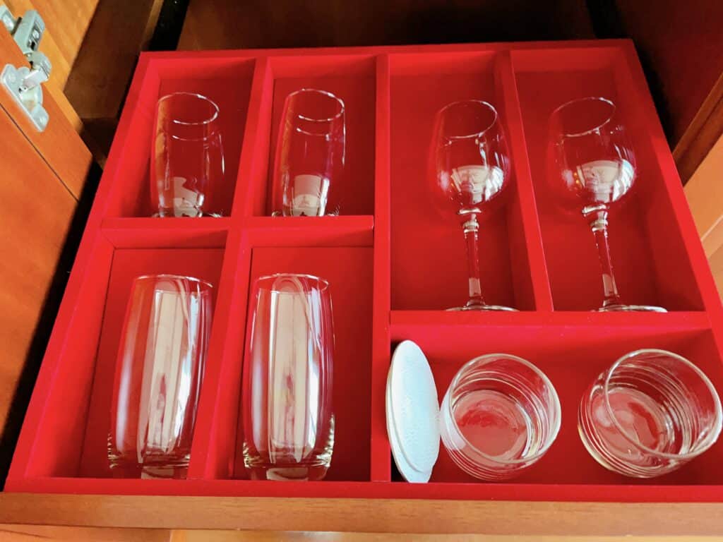 綺麗に収納されたグラス類