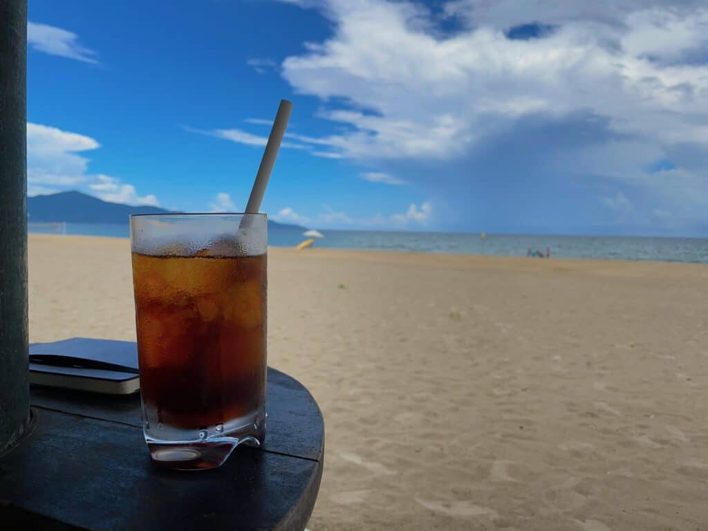ビーチエリアで注文したアイスコーヒー