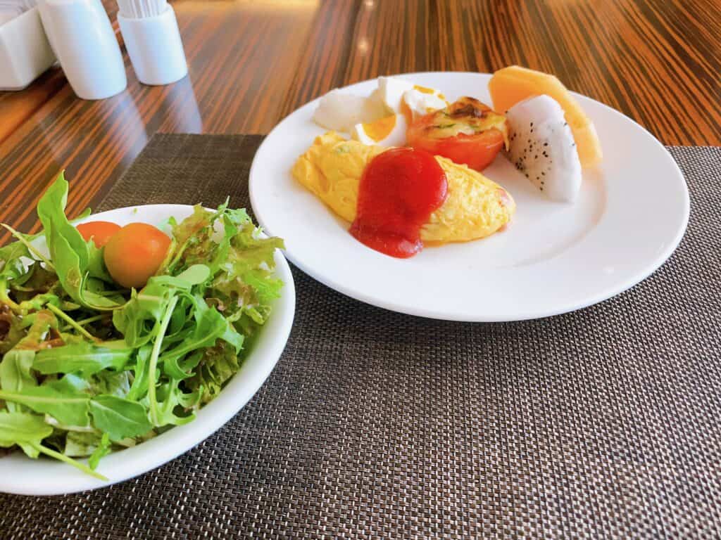 オムレツとサラダ