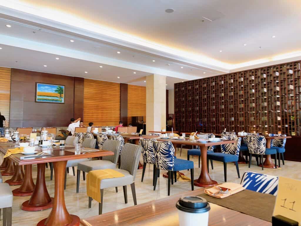 朝食会場のテーブル席