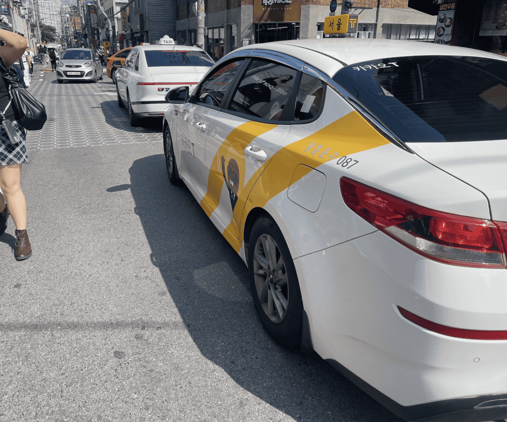 韓国の公道を走るタクシー