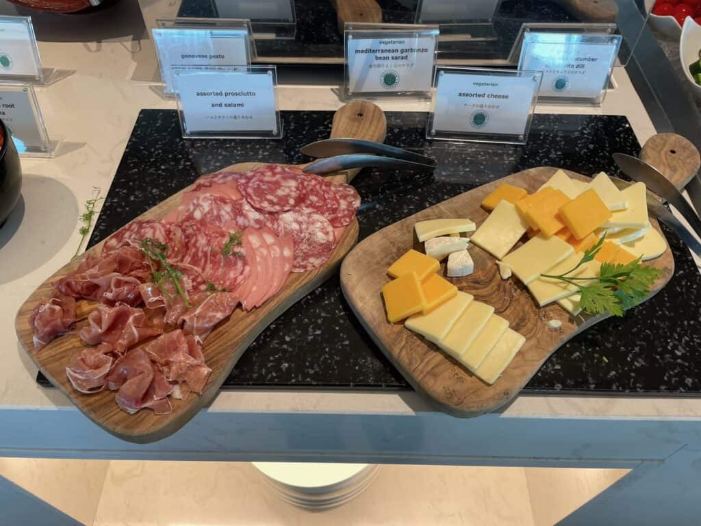 サラミや生ハム、チーズなど