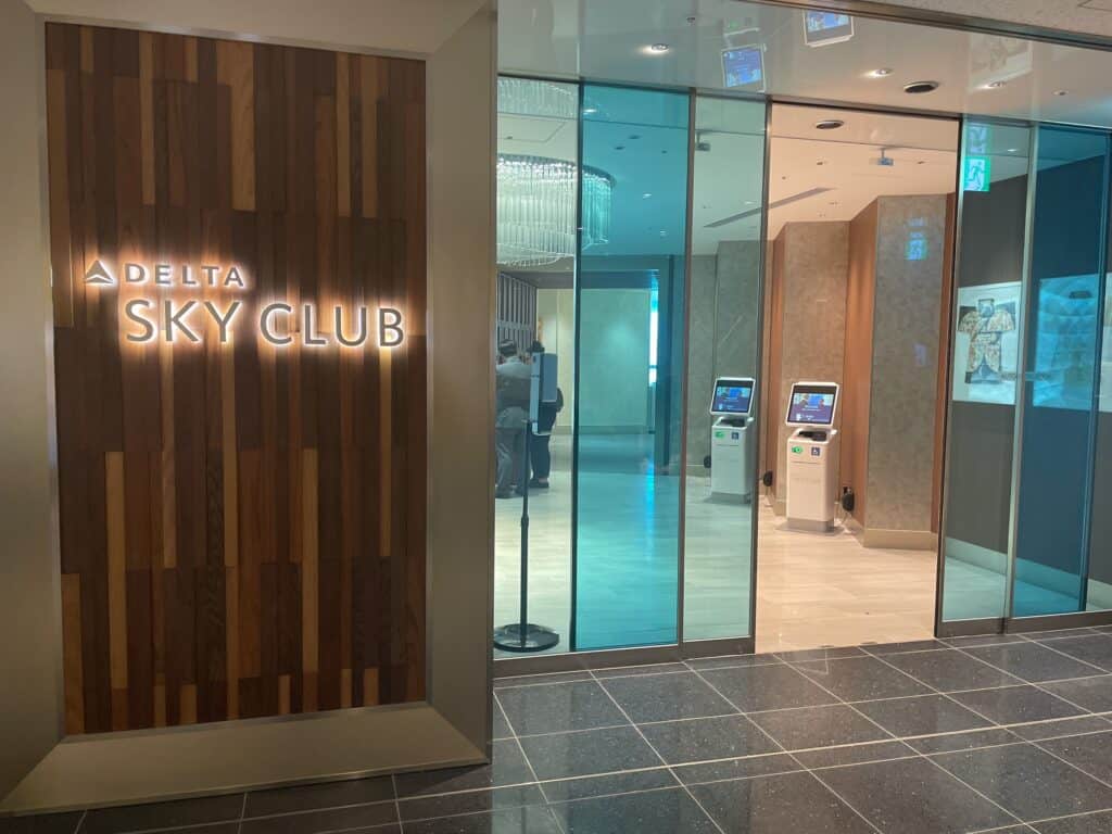 デルタスカイクラブの正面入り口