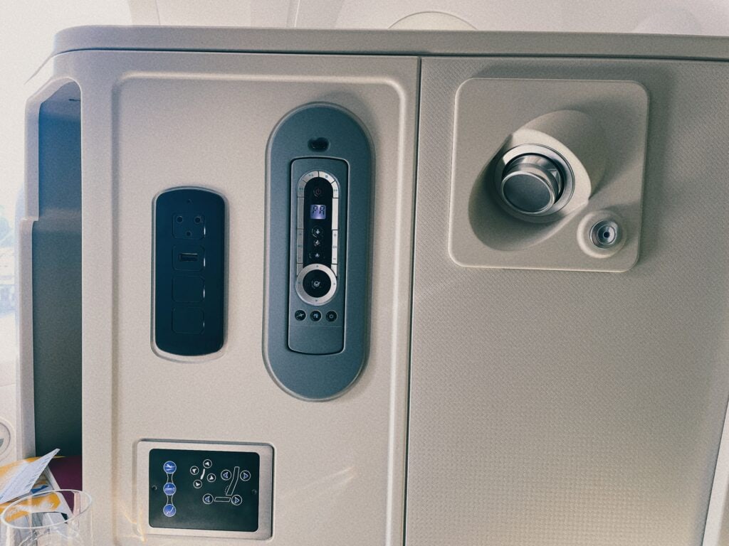 リクライニングのボタンやコントローラー