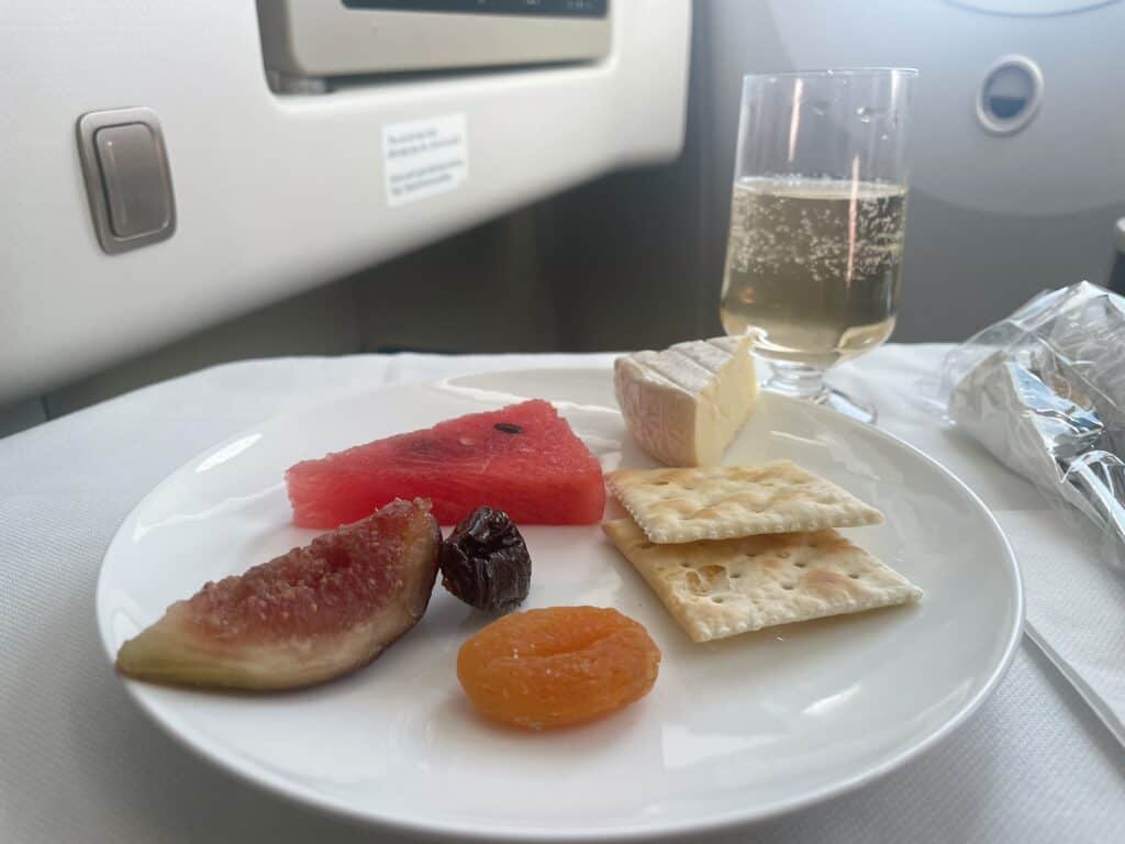 ピックアップしたフルーツやチーズ