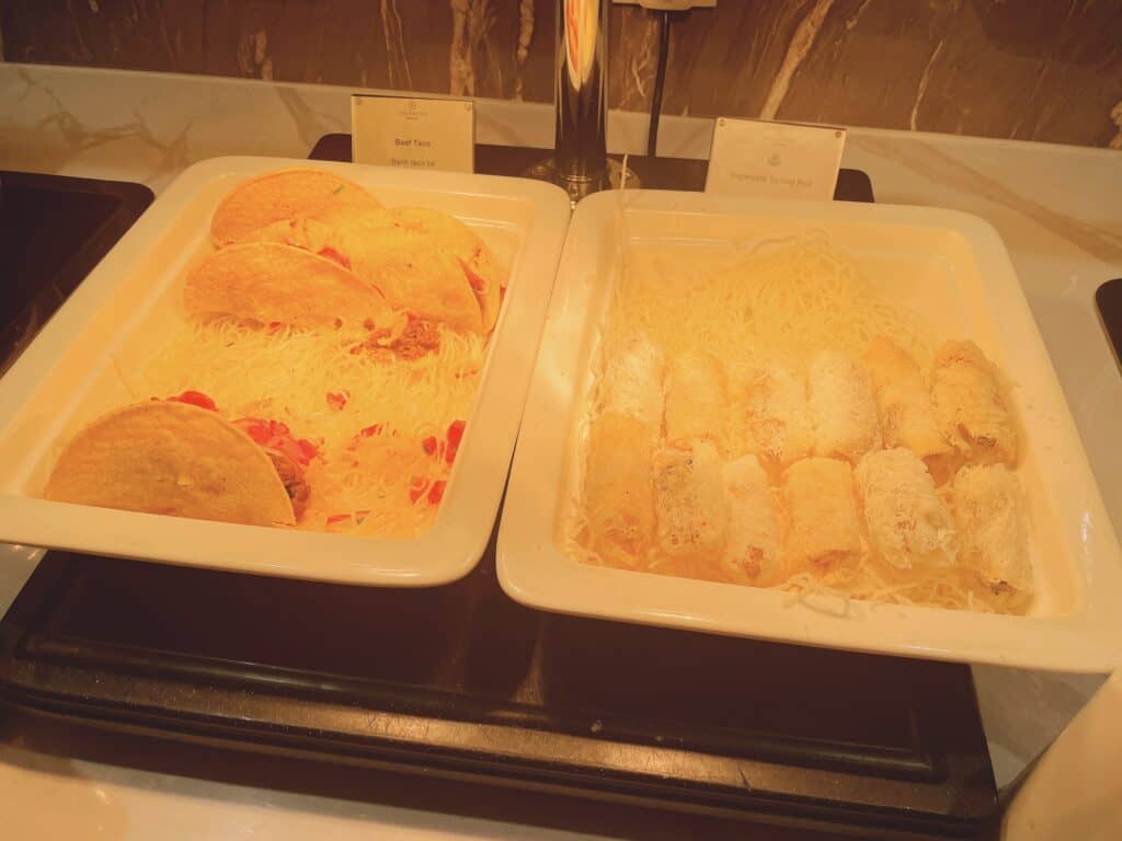 タコスと揚げ春巻き