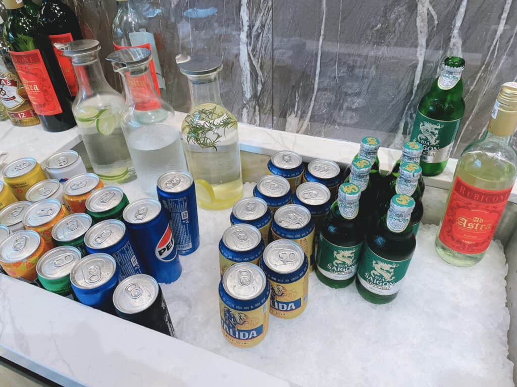 ソフトドリンク、ビール、白ワインなど