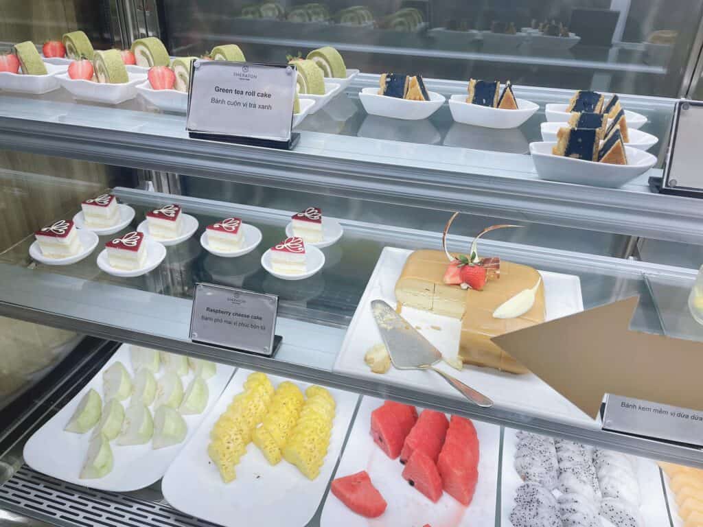 カットフルーツや一口サイズのケーキなど