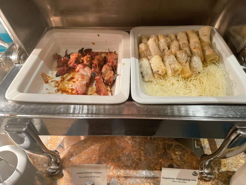 醤油風味の焼き鳥と揚げ春巻き