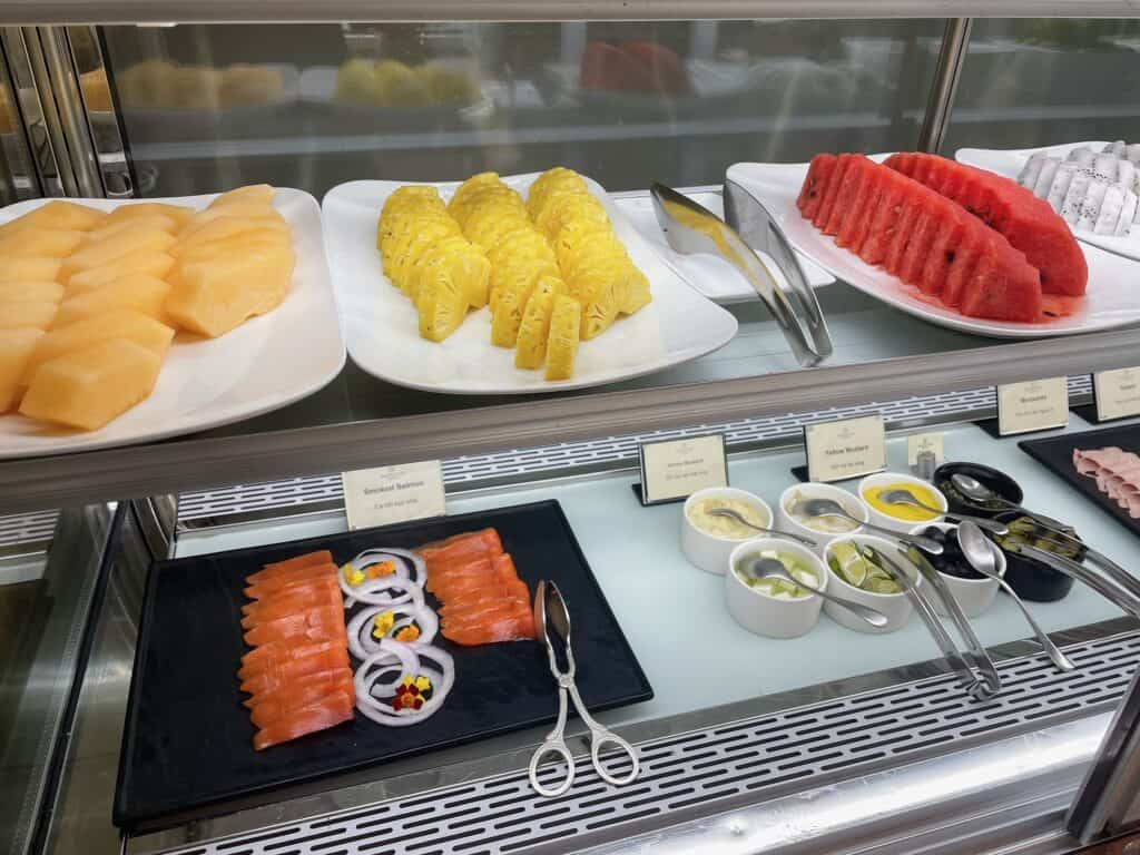 カットフルーツとスモークドサーモン