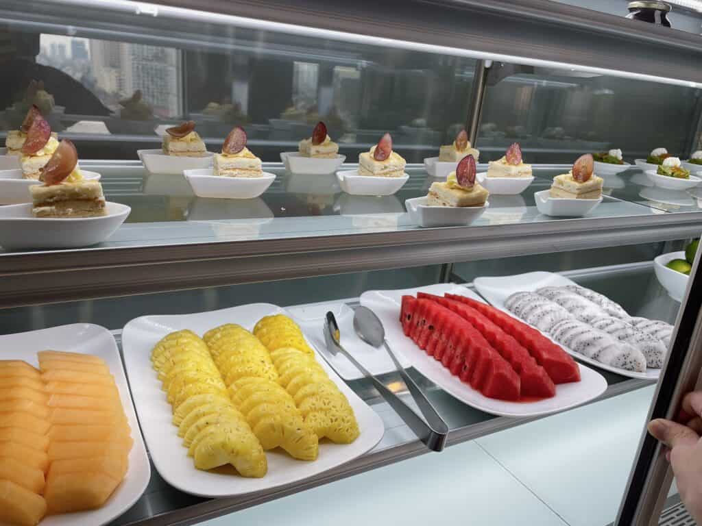 カットフルーツや一口サイズのケーキ