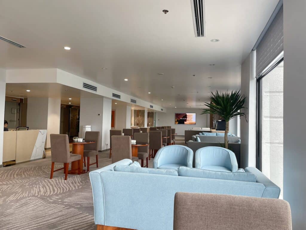 別角度から撮影したラウンジ内の様子