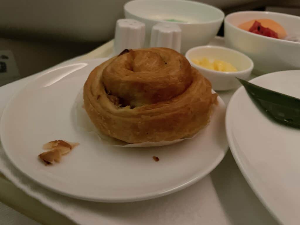 ダナン→成田線ビジネスクラスの機内食のパン