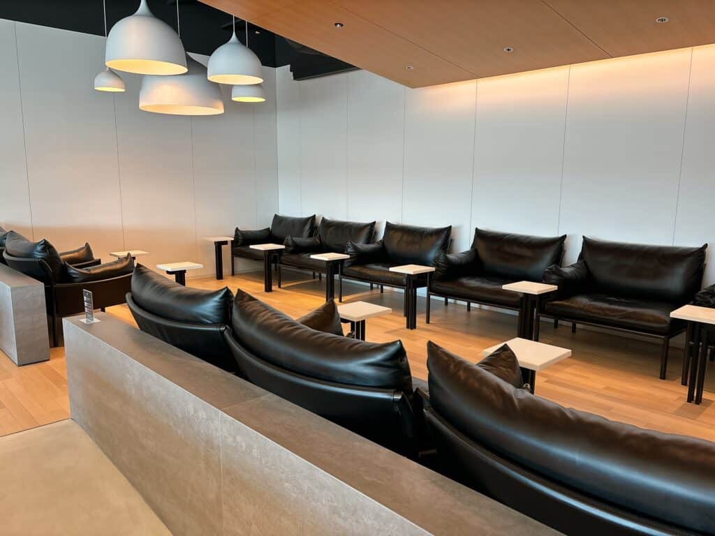 別角度から撮影したソファ席