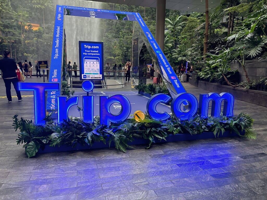 チャンギ国際空港で撮影したトリップドットコムのロゴ