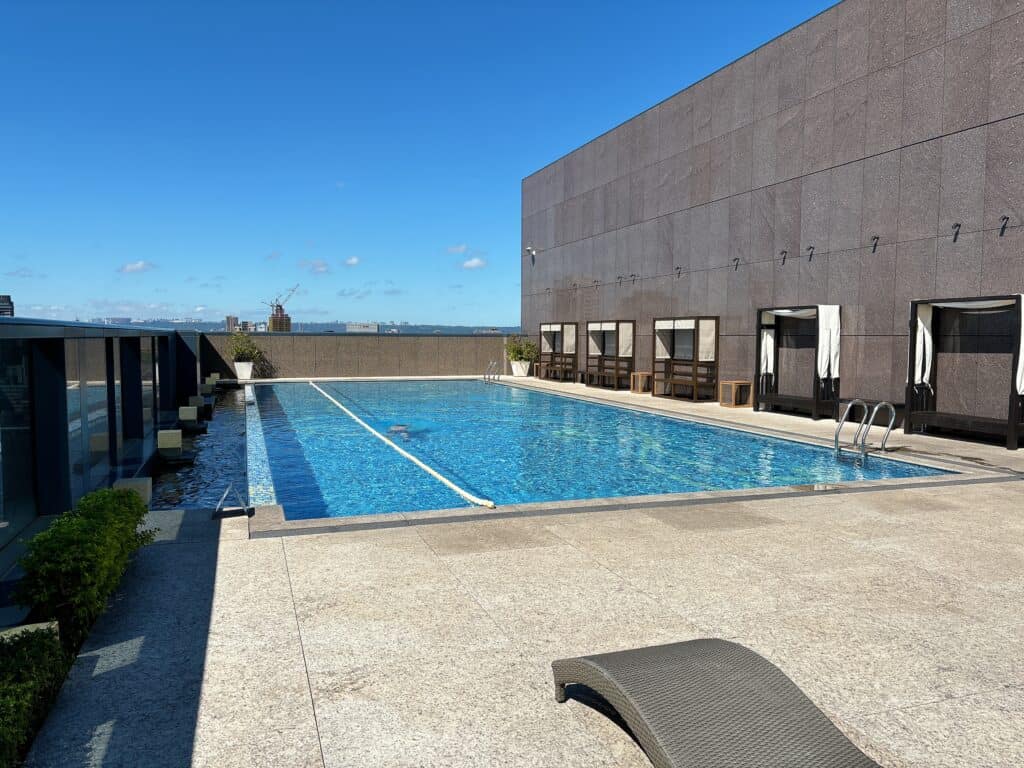 オークラプレステージ台北のプールエリア