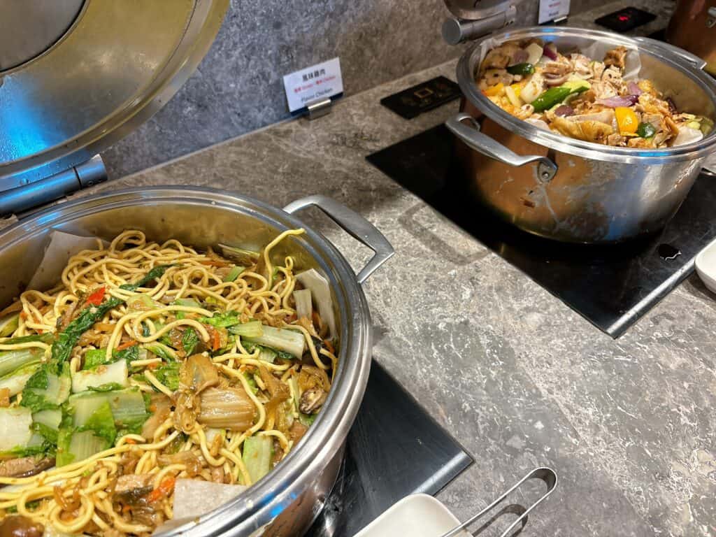 焼きそばや鶏肉のグリル