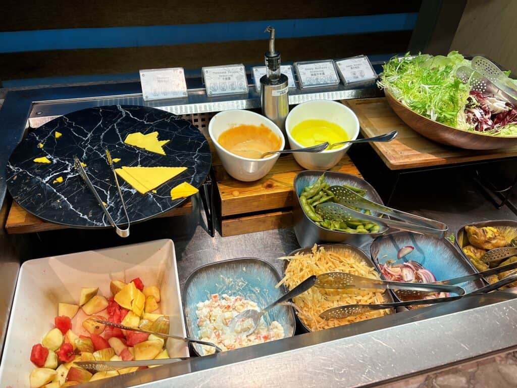 Plaza Premium Loungeのビュッフェ台