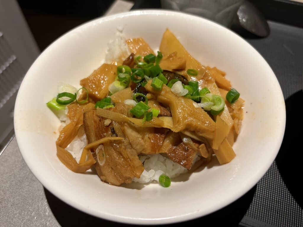 豚バラ肉とメンマがたくさん入ったご飯もの