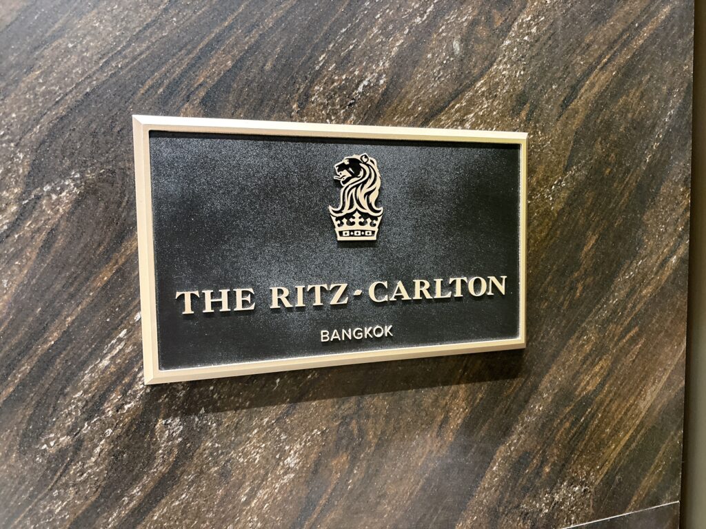 リッツカールトンバンコクの看板
