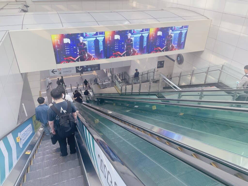 ソウル駅の地下2階へ続くエスカレーター