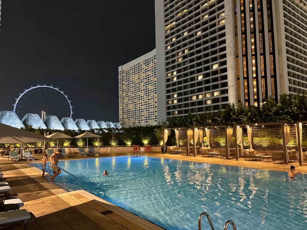 コンラッド センテニアル シンガポールのプールエリア