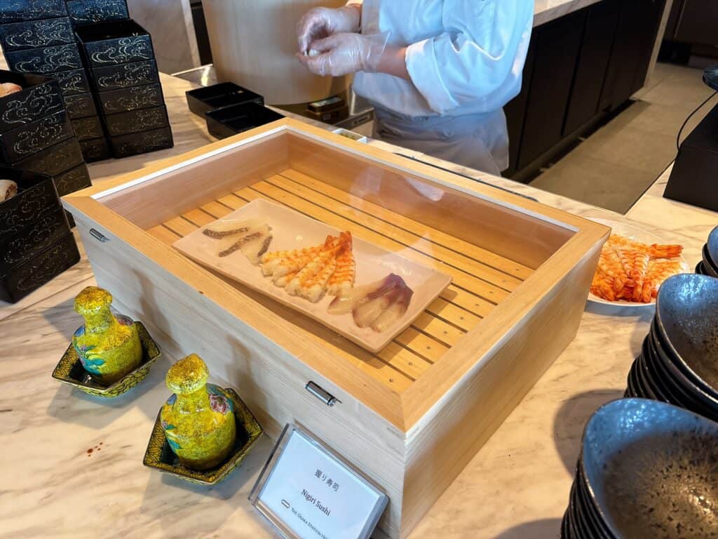 お鮨を握っている様子