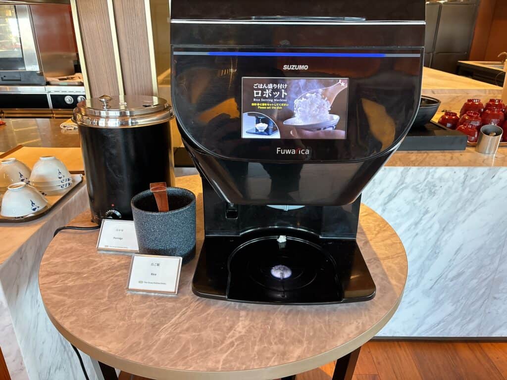 ごはん盛り付けロボット