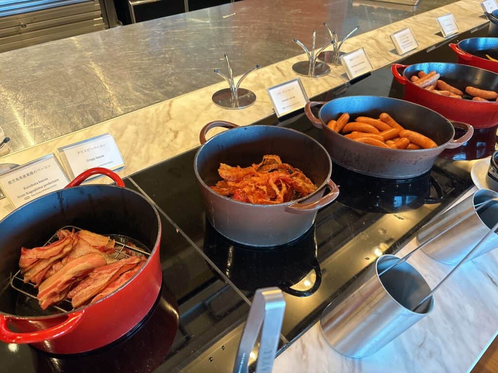 ソーセージやカリカリベーコンなどのアメリカンブレックファーストの基本メニュー