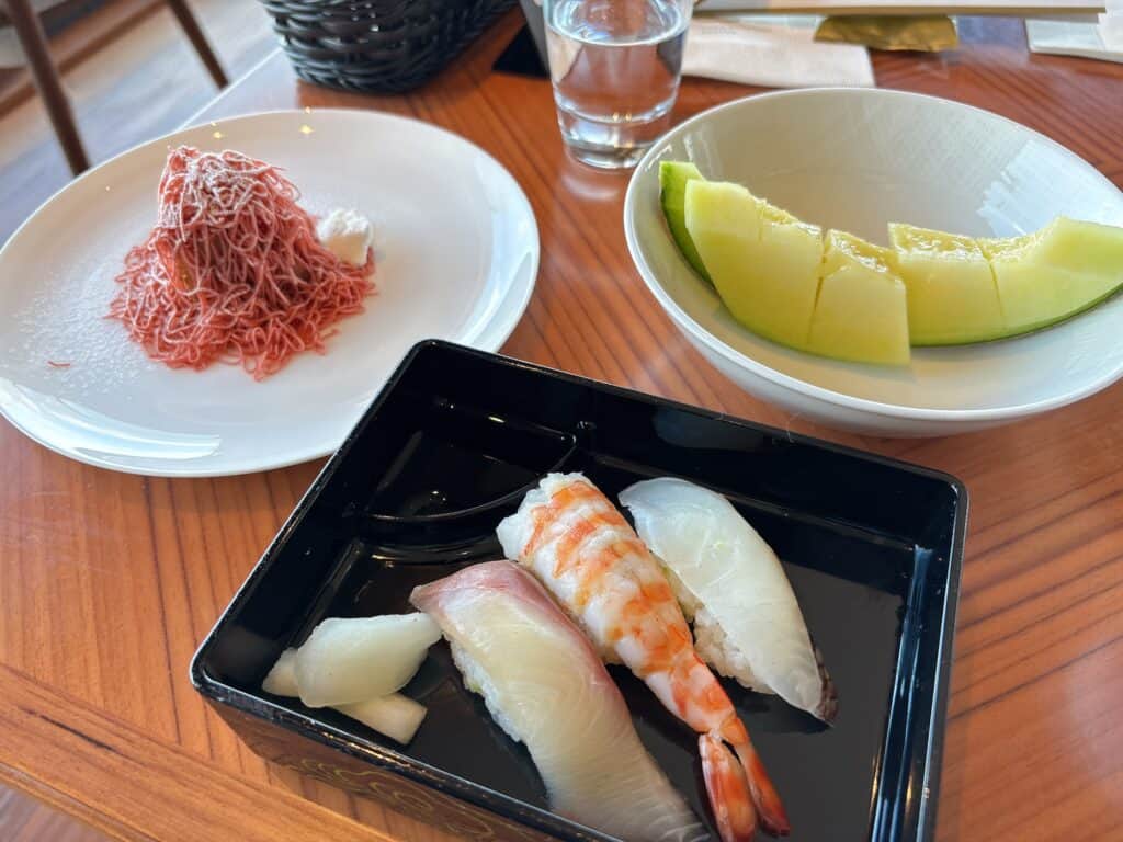 いちごのモンブラン、マスクメロン、お鮨